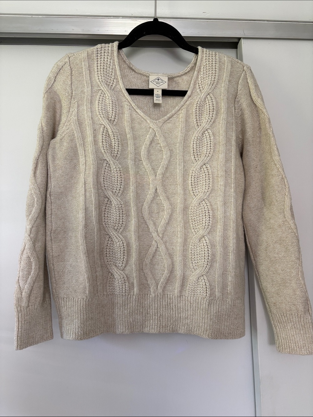 St. John’s Bay Oatmeal size Small Cable Knit V-Neck Sweater EUC